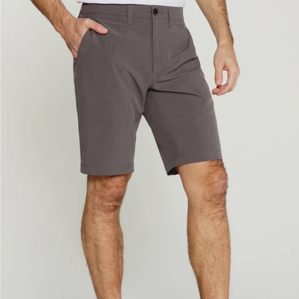 7 Diamonds Charcoal Momentum Hybrid Shorts - size 36